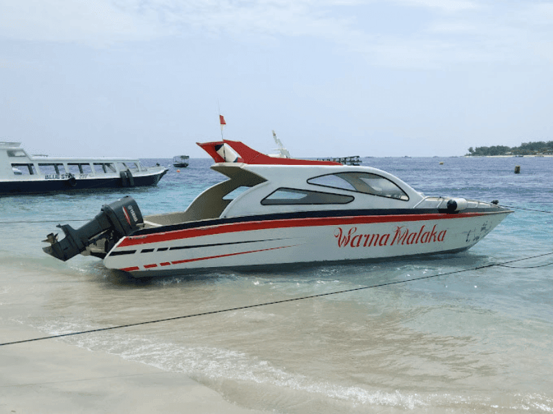 Speed boat arriving at Gili Trawangan - Crystal clear waters and beautiful scenery